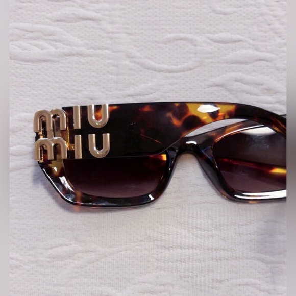 Gorgeous Tortoises Sunglasses - Picture 3 of 3